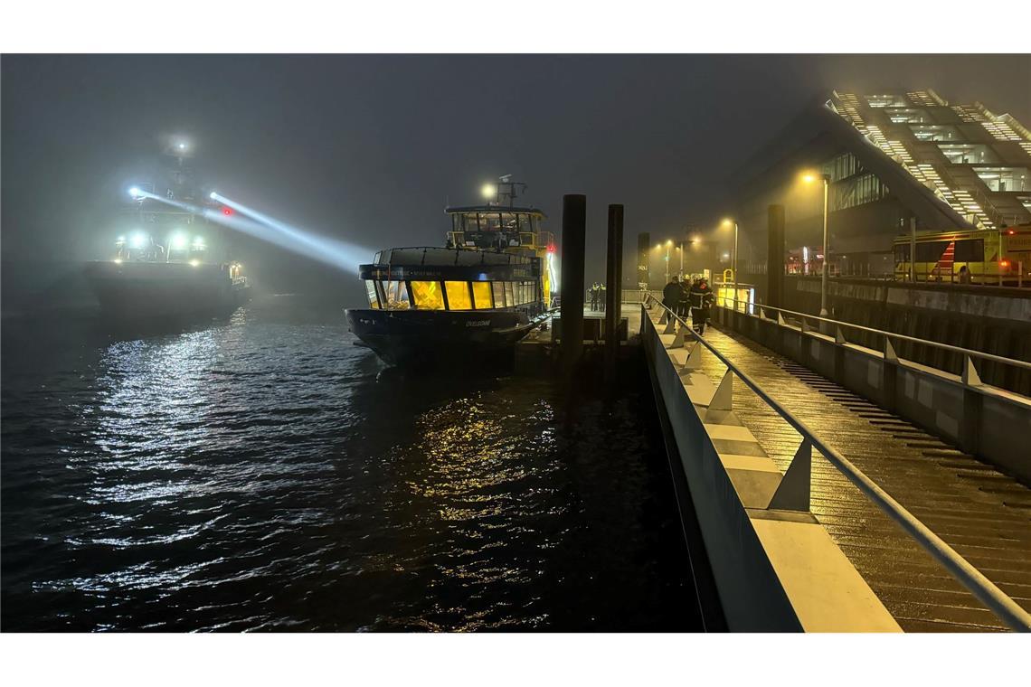 Transportschiff stößt auf Elbe gegen Fähre - Elf Verletzte Bei einem Schiffsunfall auf der Elbe ist ersten Erkenntnissen zufolge auch ein Mensch lebensgefährlich verletzt worden.