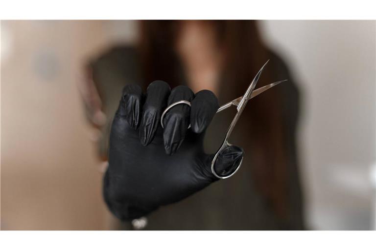 Bei einem Streit soll eine 23-Jährige ihre Mitbewohnerin  mit einer Nagelschere angegriffen haben. (Symbolbild)