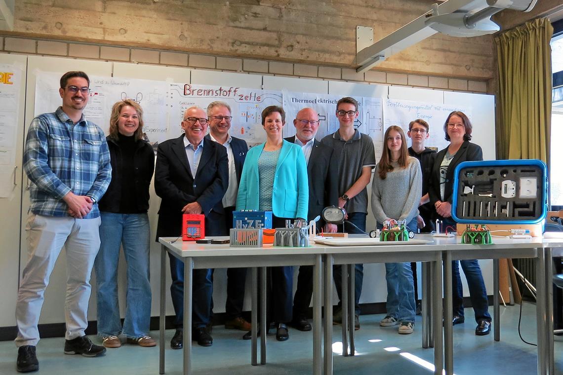 Bei einem Treffen im Heinrich-von-Zügel-Gymnasium konnten sich Lehrende, Lernende, Förderer und Mitglieder der Bildungsinitiative miteinander austauschen (von links): Alan Campos Fischer, Jana Frommherz, Thomas Sattelberger, Jürgen Schwab, Annette Zickler-Maier, Jürgen Erkert, Elias Steer, Maddy Wurst, Aron Seyerle und Simone Seidl. Fotos: Christine Schick