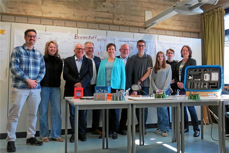 Bei einem Treffen im Heinrich-von-Zügel-Gymnasium konnten sich Lehrende, Lernende, Förderer und Mitglieder der Bildungsinitiative miteinander austauschen (von links): Alan Campos Fischer, Jana Frommherz, Thomas Sattelberger, Jürgen Schwab, Annette Zickler-Maier, Jürgen Erkert, Elias Steer, Maddy Wurst, Aron Seyerle und Simone Seidl. Fotos: Christine Schick