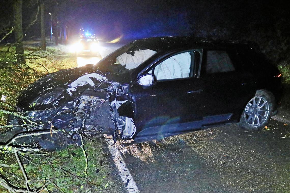 18-Jähriger fährt mit Porsche in Fellbach gegen einen Baum Bei einem Überholmanöver kam der Fahrer von der Straße ab. Foto: 7aktuell.de/Kevin Lermer
