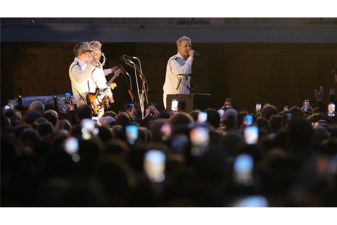 Bei einem Überraschungskonzert in Chemnitz hatte Kraftklub das neue Album "Sterben in Karl-Marx-Stadt" Ende Mai angekündigt. Nun erscheint es am 28. November. (Archivbild)