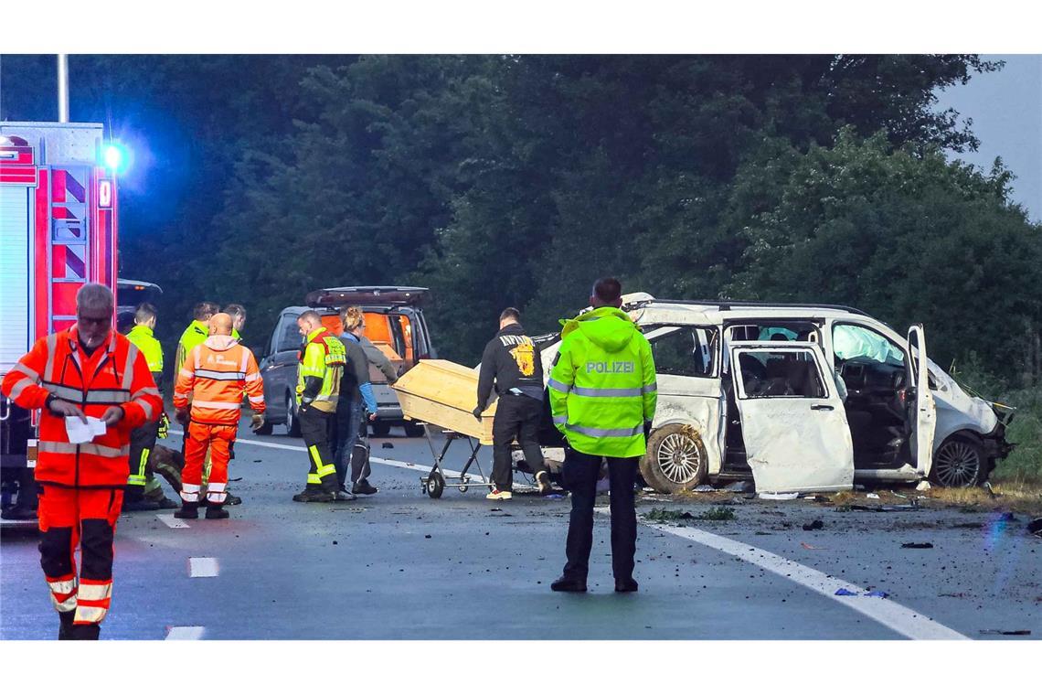 Drei Tote bei Kleinbus-Unfall auf A48 nahe Koblenz Bei einem Unfall eines Kleinbusses auf der Autobahn 48 bei Koblenz sind in der Nacht drei Menschen tödlich verletzt worden.