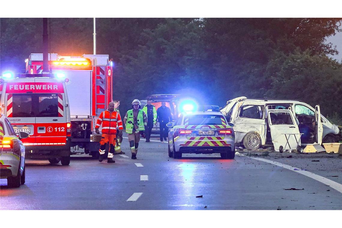Drei Tote bei Kleinbus-Unfall auf A48 nahe Koblenz Bei einem Unfall eines Kleinbusses auf der Autobahn 48 bei Koblenz sind in der Nacht drei Menschen tödlich verletzt worden.