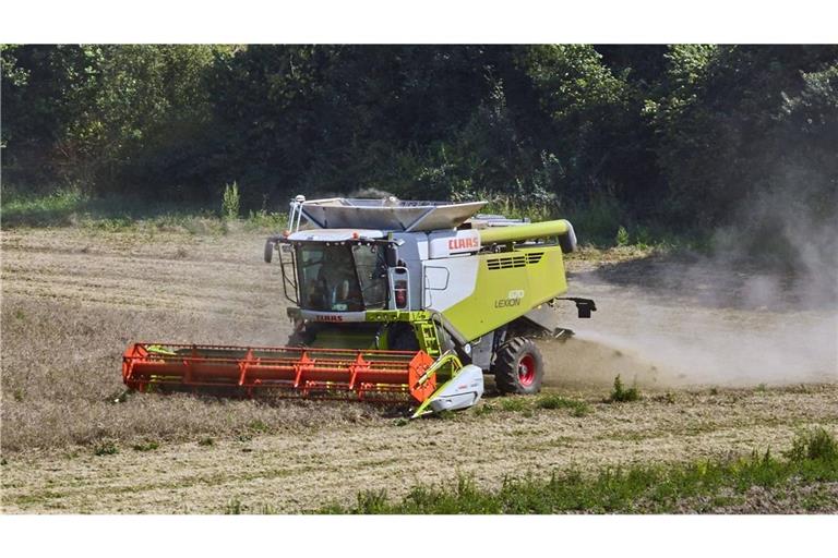 Bei einem Unfall mit einem Mähdrescher auf der K 7175 bei Winterlingen sind zwei Menschen schwer verletzt worden. (Symbolbild)