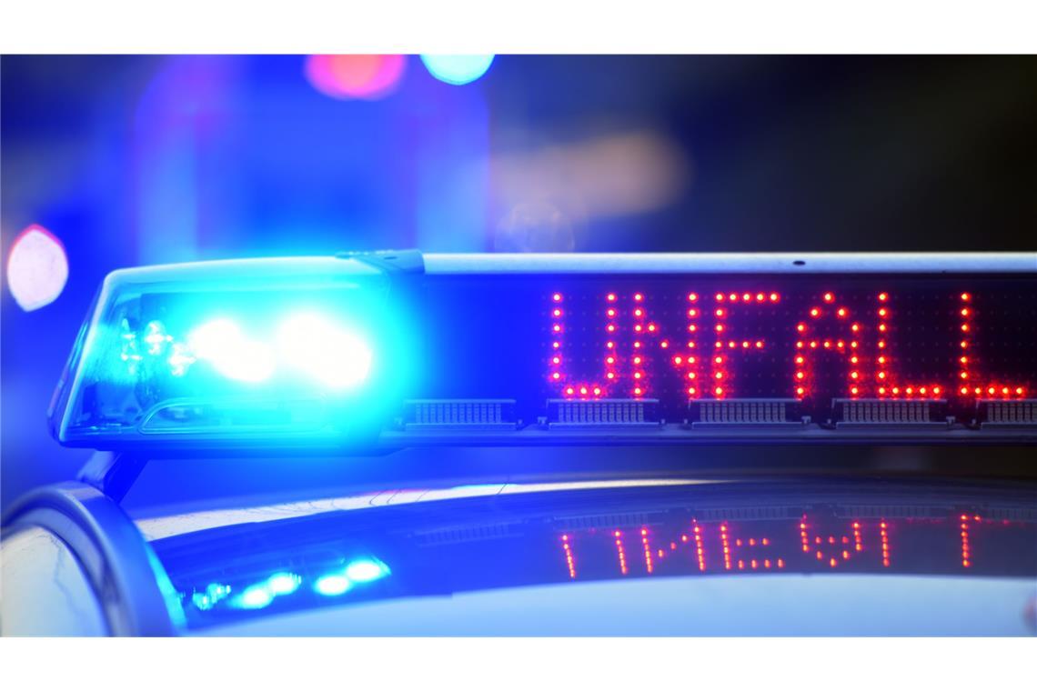 Schwerer Unfall auf A6 bei Bad Rappenau – Autofahrer stirbt Bei einem Unfall mit zwei Lkw auf der A6 ist ein Autofahrer gestorben. (Symbolbild)