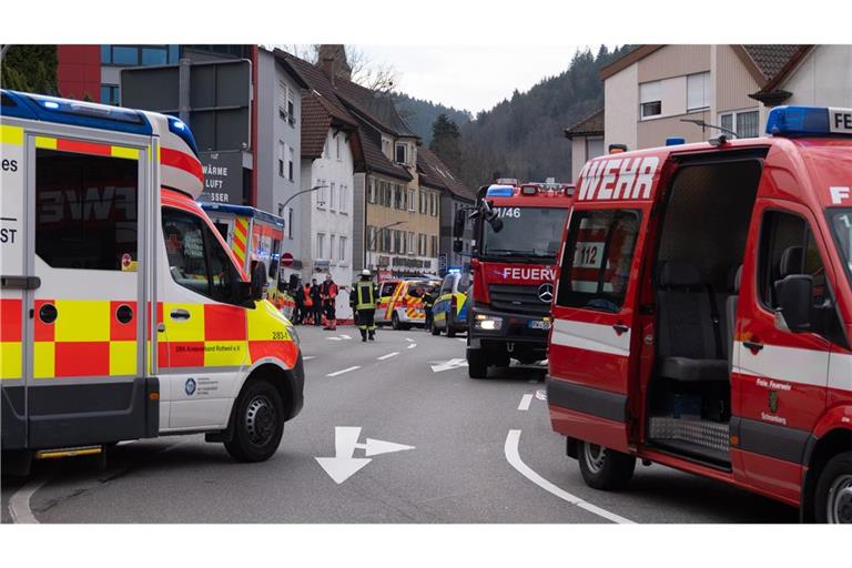 Bei einem Unfall mitten in Schramberg werden eine Frau und ihr kleiner Sohn von einem Lastwagen überrollt. (Archivbild)