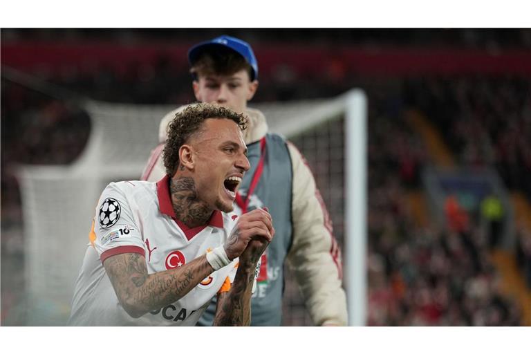 Bei einem Werbebanden-Crash hat sich Galatasaray-Profi Noa Lang schwer am Daumen verletzt.