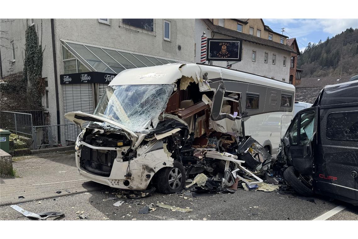 Bei einem Zusammenstoß zweier Wohnmobile in Calw sind mehrere Menschen verletzt worden.