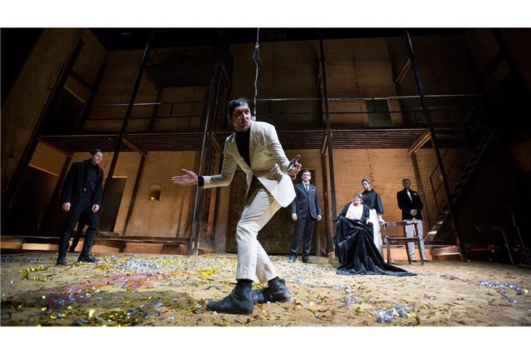 Bei einer Aufführung von "Richard III." an der Schaubühne Berlin rutscht dem Schauspieler Lars Eidinger ein Degen aus der Hand und verletzt eine Zuschauerin leicht. (Archivbild)