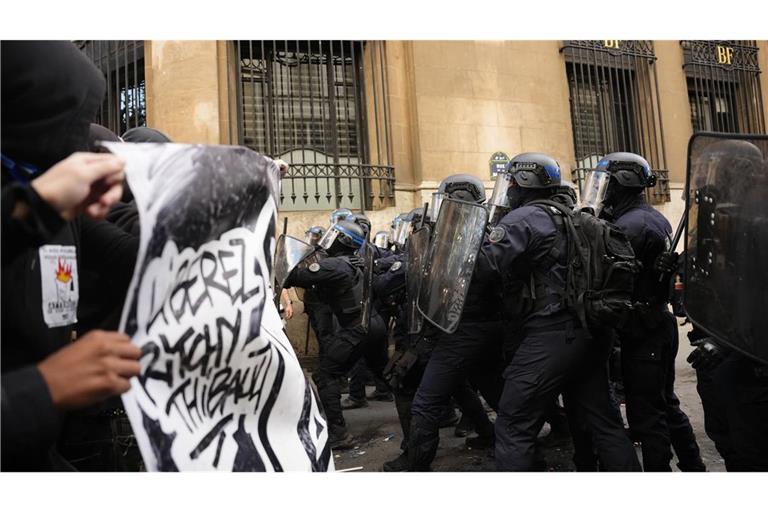 Bei einer Demonstration gegen unterfinanzierte Schulen kommt es zu Auseinandersetzungen zwischen Schülern und der Polizei. (zu dpa: «Schulprotest in Frankreich flaut ab - Aktionstag am Dienstag»)