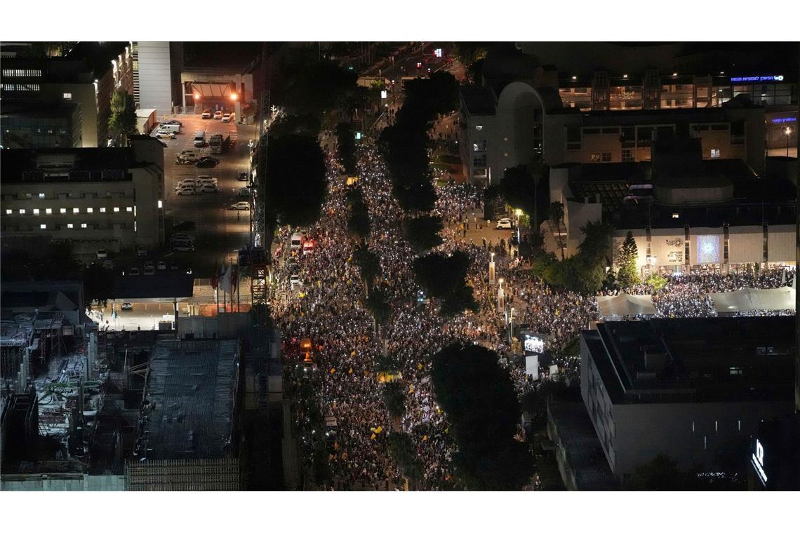Großdemonstration in Israel für Geisel-Befreiung Bei einer Demonstration in Israel haben nach Angaben der Organisatoren Hunderttausende Menschen ein Ende des Gaza-Krieges und die Freilassung der Geiseln gefordert.