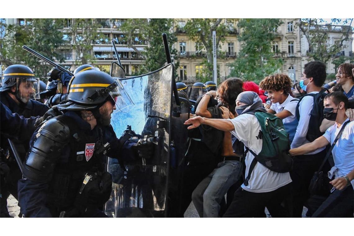 Bei einer Demonstration von Schülern in Montpellier kam es zu Zusammenstößen zwischen Demonstranten und Einsatzkräften der Bereitschaftspolizei.