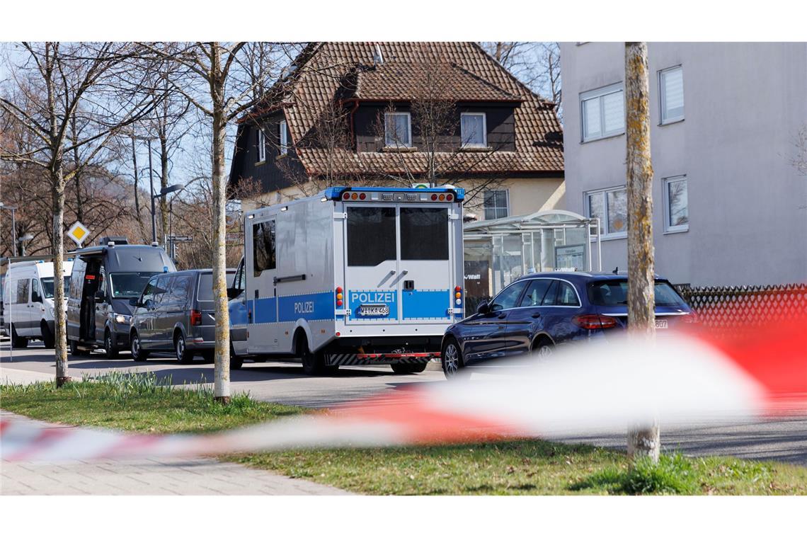 Razzia in Reutlingen: SEK-Beamten in Notwehr angeschossen? Bei einer Durchsuchung im Auftrag der Bundesanwaltschaft ist im baden-württembergischen Reutlingen ein Beamter eines Spezialeinsatzkommandos (SEK) durch einen Schuss verletzt worden.