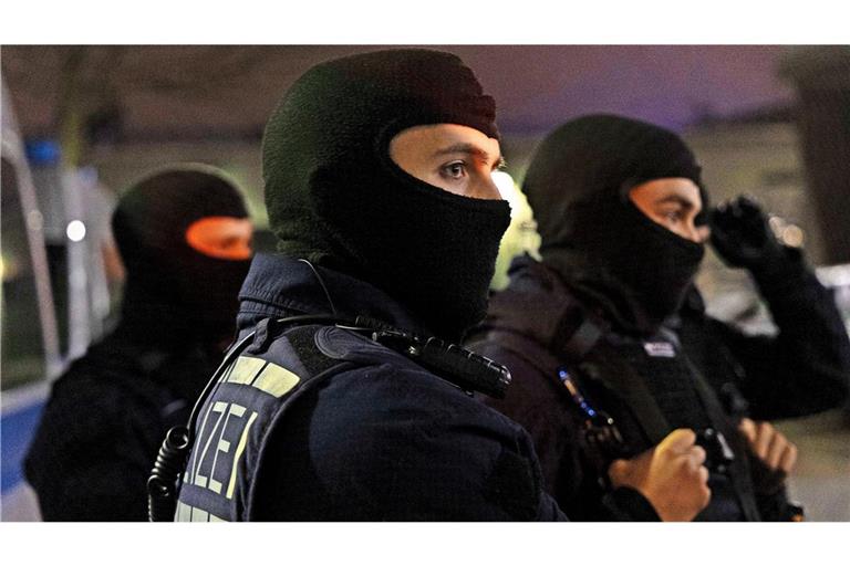 Bei einer Durchsuchungsaktion hat die Polizei unter anderem in  Baden-Württemberg Waffen und Munition sichergestellt (Archivfoto).