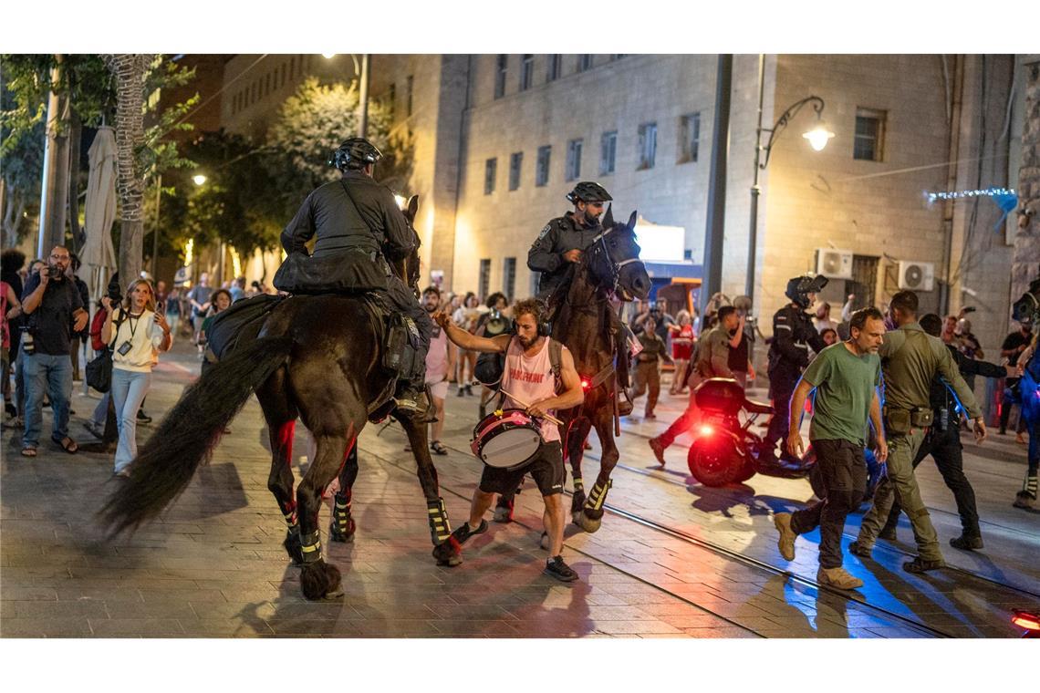 Bei einer erneuten Großkundgebung in Israel schreitet die Polizei ein.
