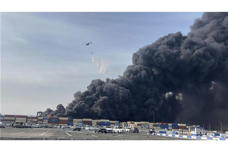Bei einer Explosion in der iranischen Hafenstadt sind mindestens vier Menschen ums Leben gekommen.