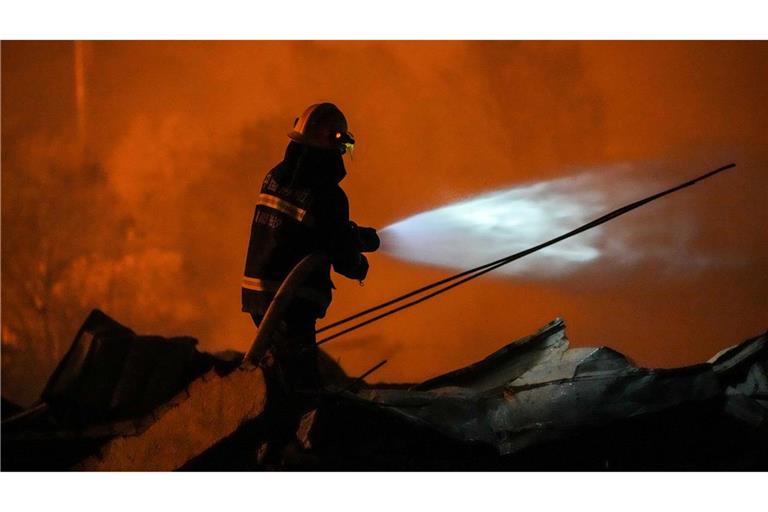 Bei einer Explosion in einer Feuerwerksfabrik in Zentralchina sind mindestens 21 Menschen ums Leben gekommen.
