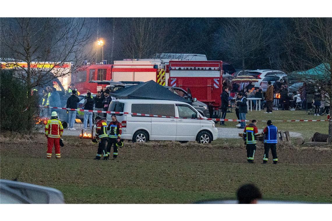Gewalttat bei Feier – Zeugen befragen und Spuren auswerten Bei einer großen Feier unter freiem Himmel im oberpfälzischen Parsberg ist ein Mann getötet worden.