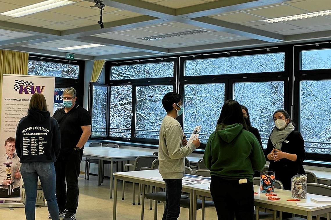 Mit Firmen am Bewerbungsgespräch tüfteln Bei einer Jobmesse in kleinem Rahmen im Gymnasium konnten Schülerinnen und Schüler sowie Firmenvertreterinnen und -vertreter miteinander ins Gespräch kommen.
