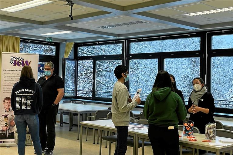 Bei einer Jobmesse in kleinem Rahmen im Gymnasium konnten Schülerinnen und Schüler sowie Firmenvertreterinnen und -vertreter miteinander ins Gespräch kommen.