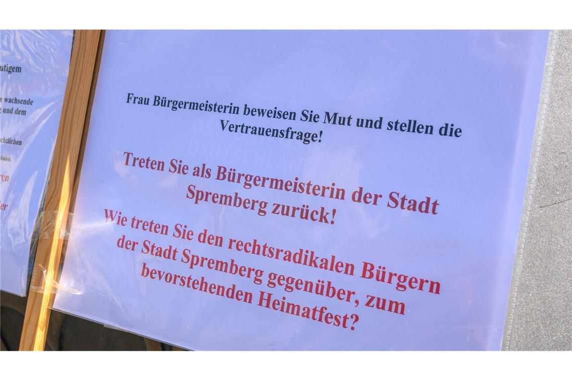 Bei einer kleinen Demonstration auf dem Marktplatz werden Rücktrittsforderungen gegen die Bürgermeisterin geäußert.