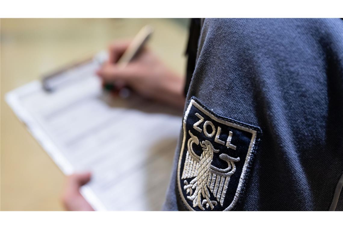 Bei einer Kontrolle in einem ICE zwischen Basel und Freiburg fanden die Zöllner rund 400 Zigarren. (Symbolbild)