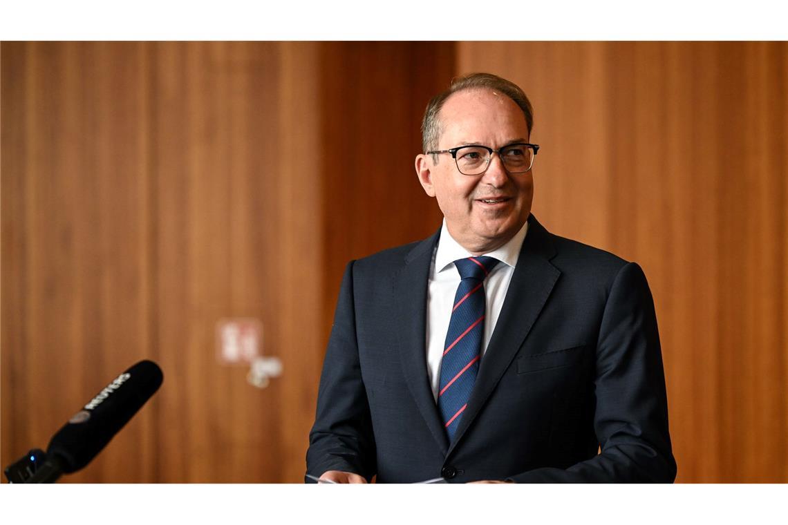 Bei einer kurzfristig anberaumten Pressekonferenz erklärt Bundesinnenminister Alexander Dobrindt (CSU), warum er große Hoffnungen in die nun vereinbarte EU-Verordnung setzt.