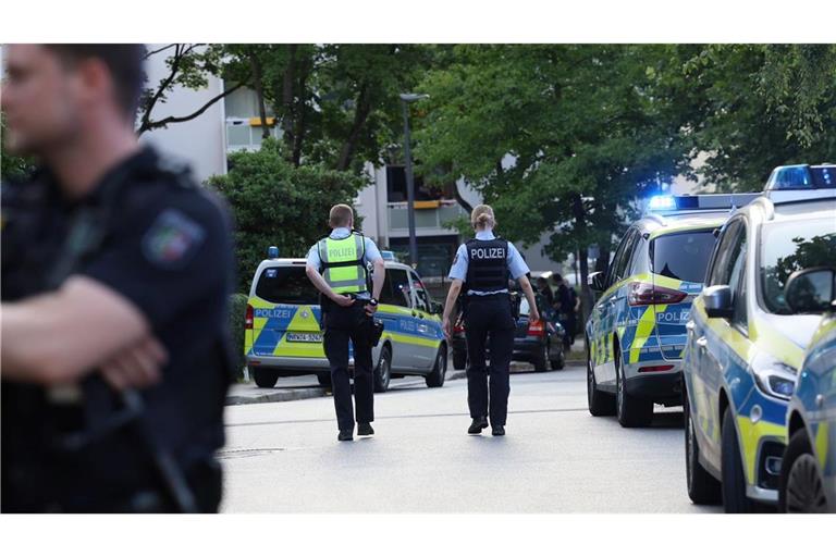 Bei einer Massenschlägerei mit bis zu 100 beteiligten Menschen in Heiligenhaus in Nordrhein-Westfalen sind sieben Menschen verletzt worden.