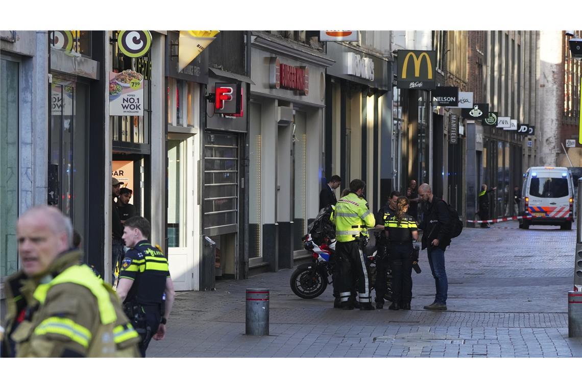 Identität und Motiv von Täter unklar Bei einer Messerattacke im Zentrum von Amsterdam waren nach Polizeiangaben fünf Menschen verletzt worden.
