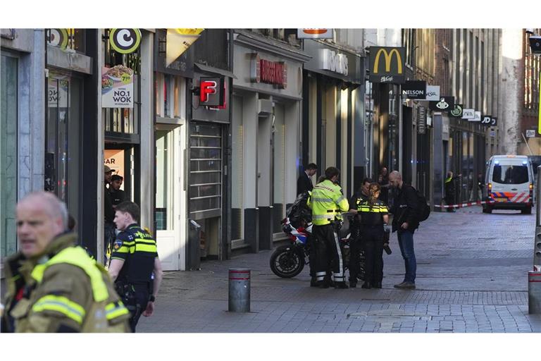 Bei einer Messerattacke im Zentrum von Amsterdam waren nach Polizeiangaben fünf Menschen verletzt worden.
