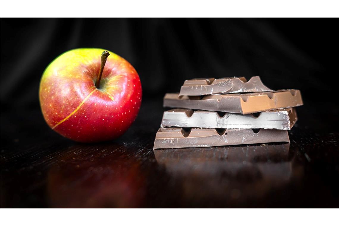 Apfel gut, Schoko böse: Wenn gesundes Essen Obsession wird Bei einer Orthorexie wird Essen in gut und böse eingeteilt. (Illustration)
