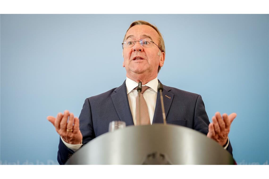 Bei einer Pressekonferenz wird Verteidigungsminister Boris Pistorius (SPD) auf die Eckpunkte für den Zivilschutz angesprochen.
