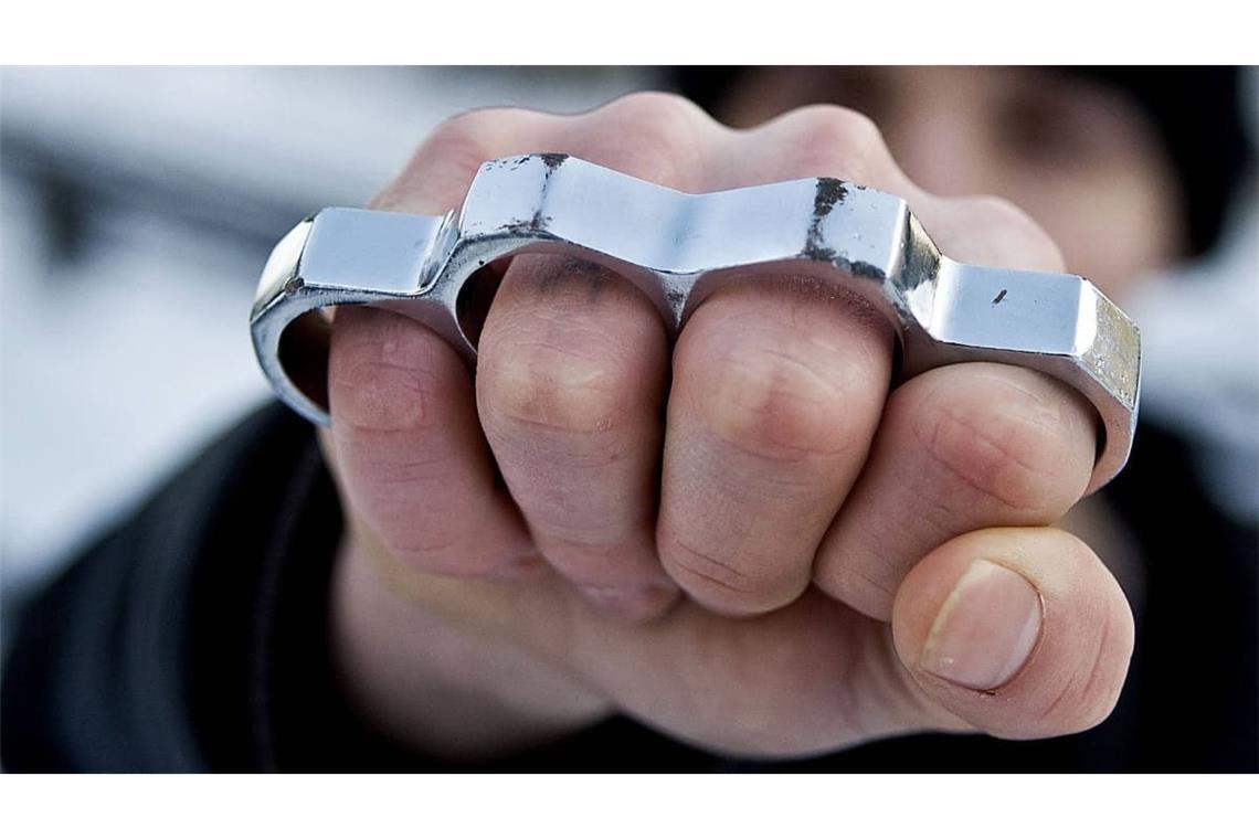 Bei einer Schlägerei wurden zwei einschreitende Männer mit einem Schlagring verletzt. (Symbolfoto)