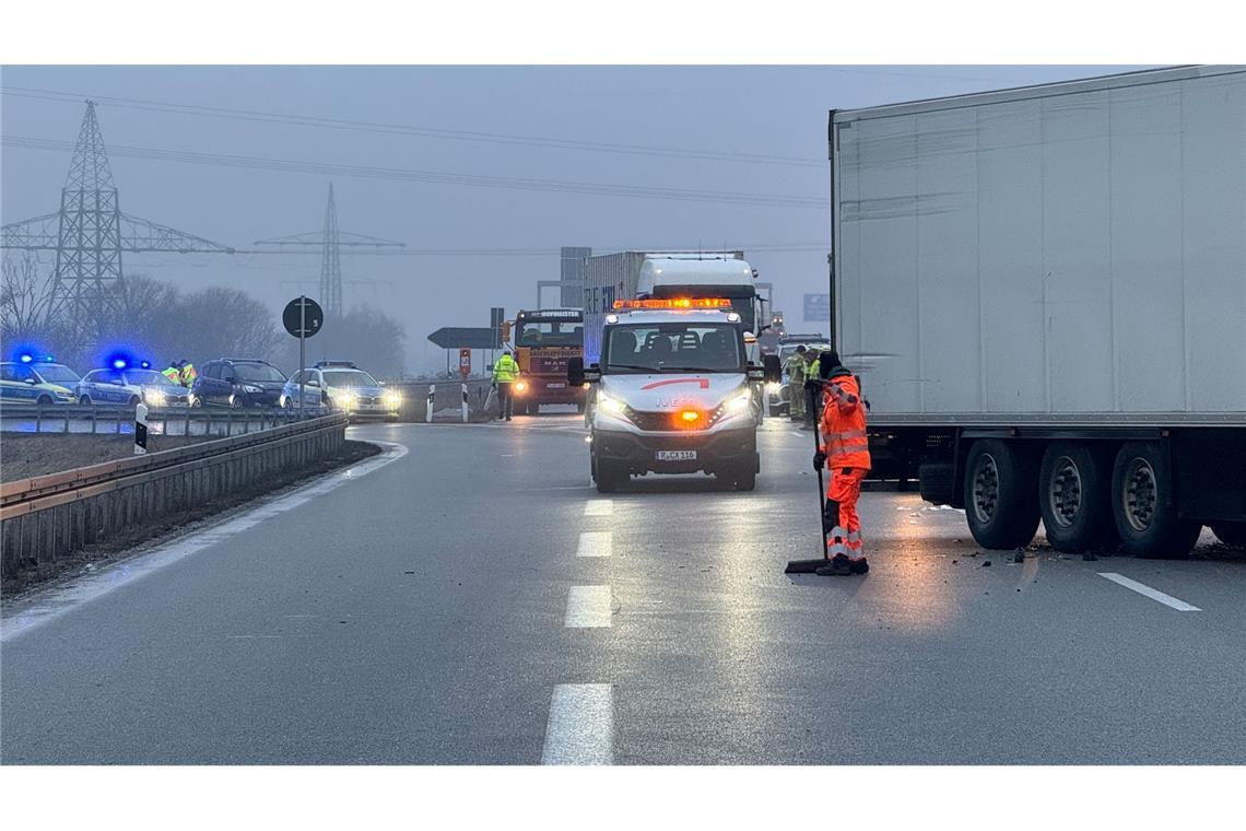 Unzählige Glatteisunfälle im Süden Deutschlands Bei einer Serie von Unfällen auf eisglatter Straße ist auf der Autobahn 3 bei Regensburg mindestens ein Mensch gestorben.