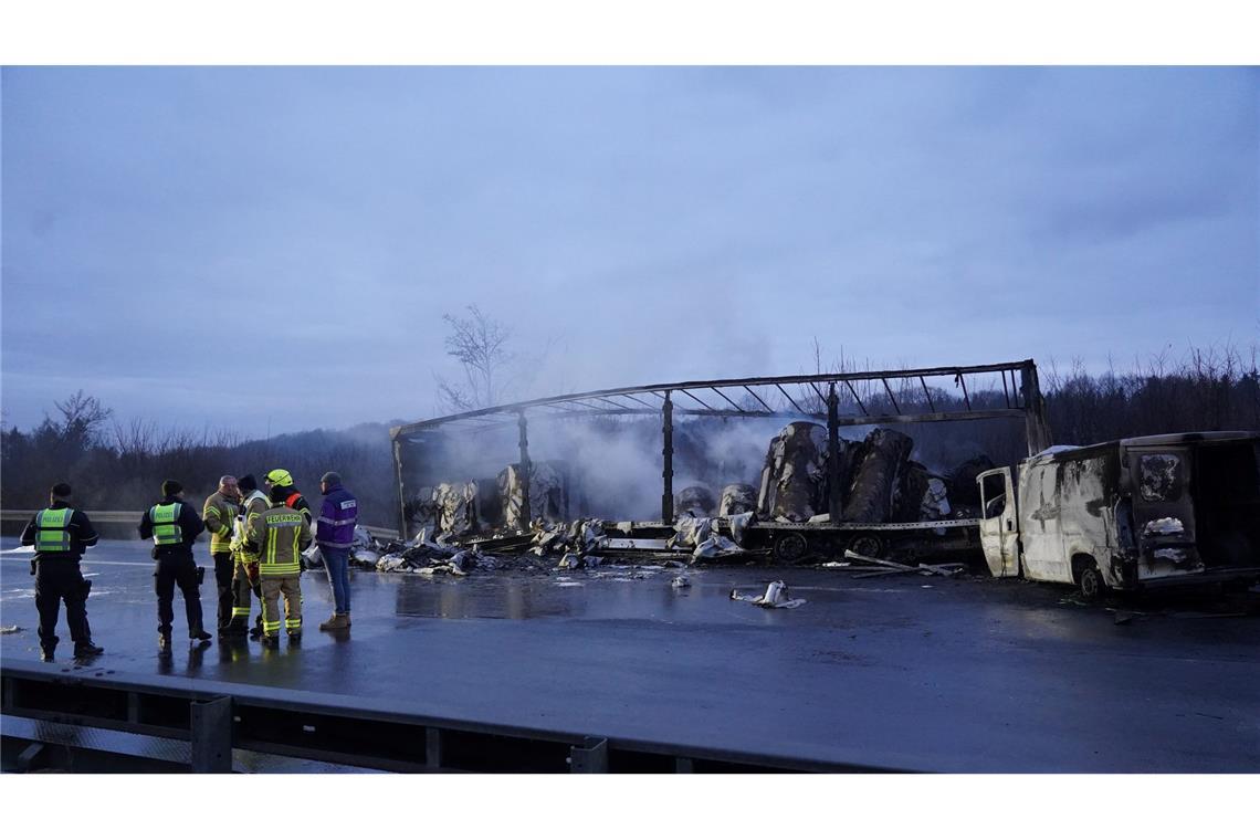 Bei einer Unfallserie auf der A44 geriet ein mit Papier beladener Sattelauflieger in Brand.