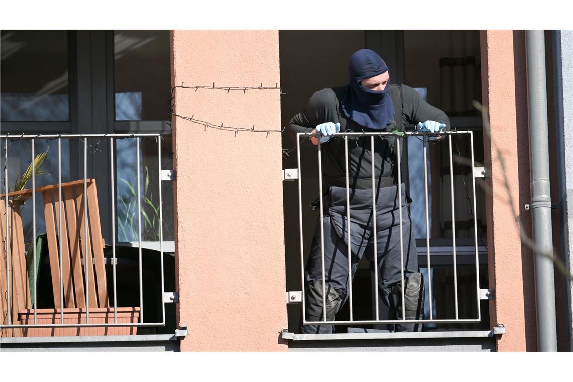 Behörden gehen von antisemitischer Attacke in Berlin aus Bei einer Wohnungsdurchsuchung in Potsdam fanden Einsatzkräfte einen sprengstoffähnlichen Gegenstand.