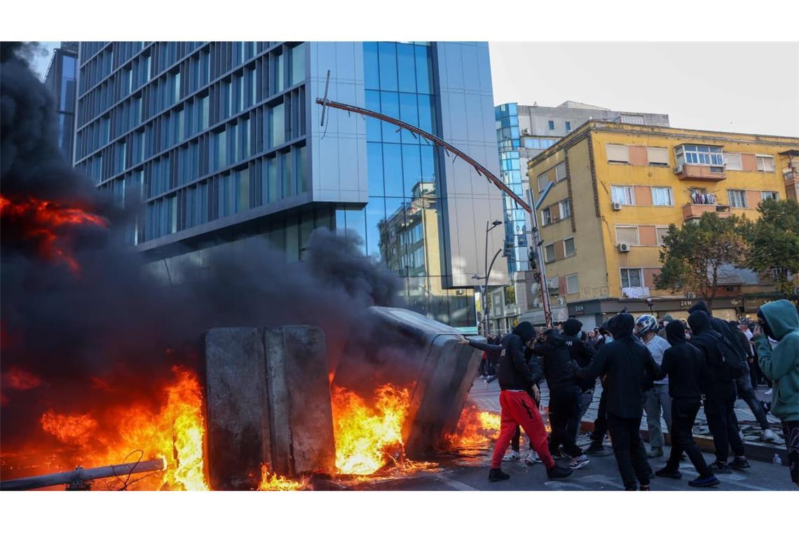 Bei gewaltsamen Protesten gegen die Regierung in Albanien haben Demonstranten am Mittwoch einen Brand im Bildungsministerium der Hauptstadt Tirana verursacht.