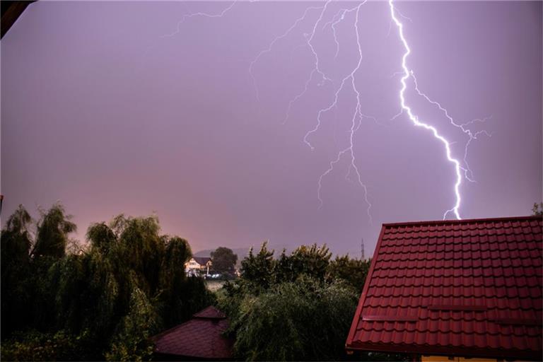 Bei Gewitter sollte man nicht duschen oder baden, aber gilt das auch für den Aufenthalt auf dem Balkon? Was man wissen sollte.