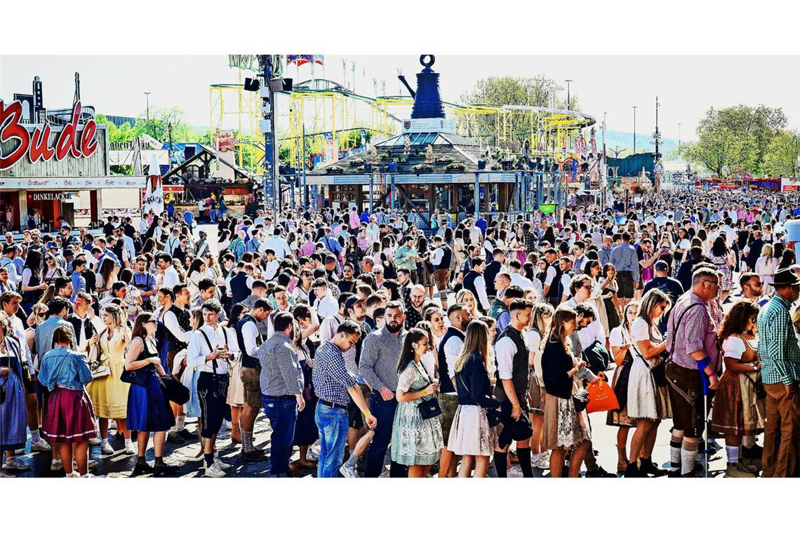 Bei gutem Wetter füllen sich nicht nur die Zelte, sondern alle Straßen des Festgeländes – so wie hier am vergangenen Samstag.