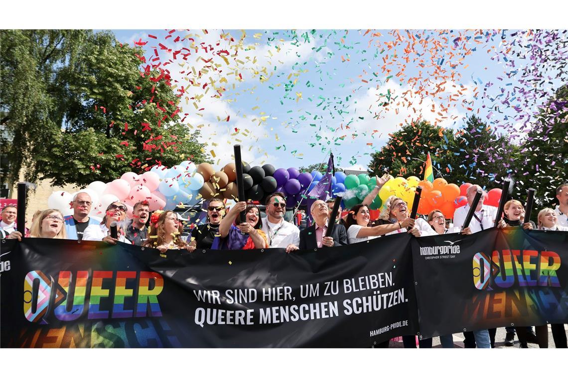 Rekord: 260.000 Menschen feiern bei CSD-Demo in Hamburg Bei gutem Wetter gingen Zehntausende in Hamburg für mehr Schutz queerer Menschen auf die Straße.