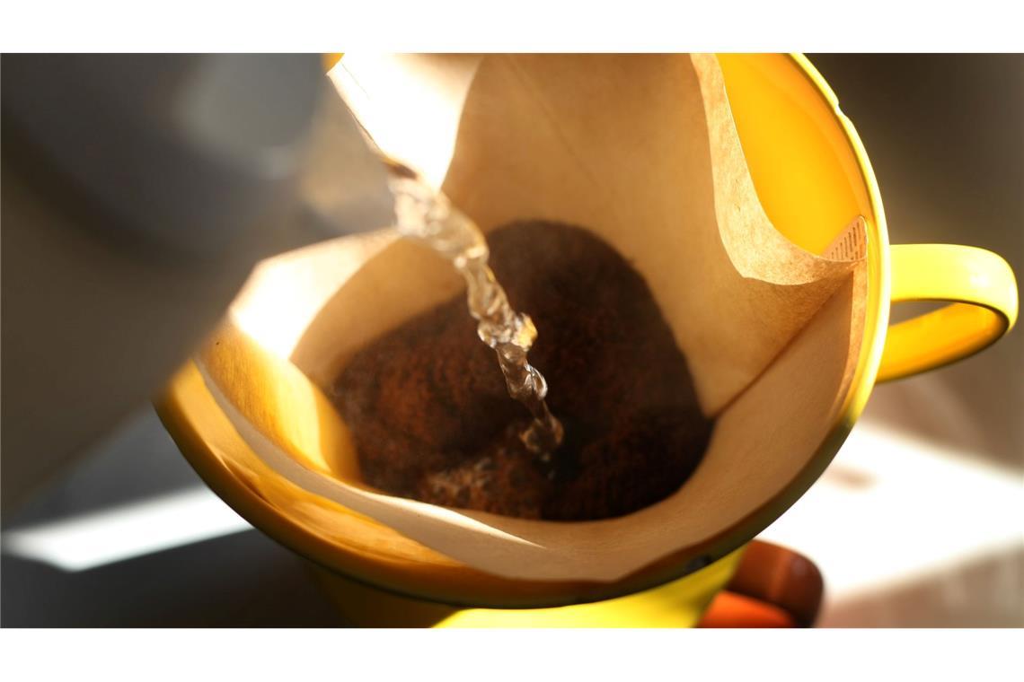 Kaffee zu schwach? Physiker haben Tipps Bei handgebrühtem Kaffee kann man die Stärke selbst beeinflussen. (Archivbild)