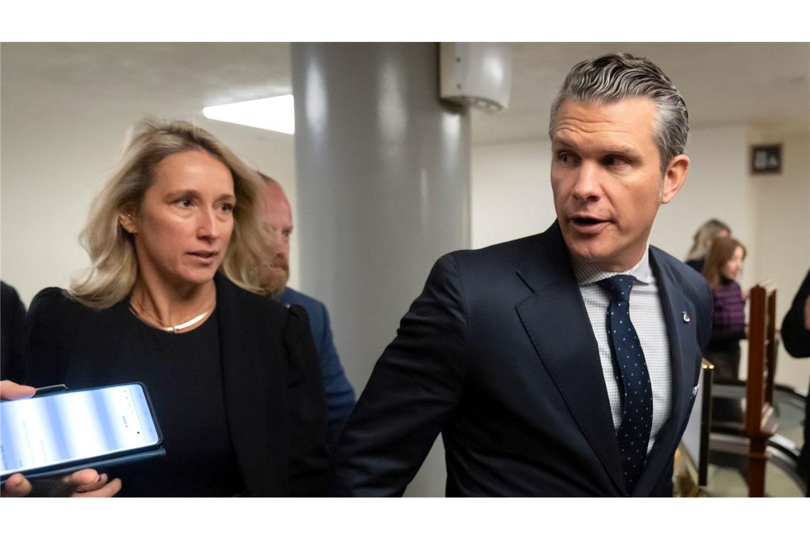 Unter Druck: Trumps Kandidat fürs Pentagon kämpft um Stimmen Bei Hegseth' Werbetour im Senat ist seine Ehefrau Jennifer Rauchet auch dabei.