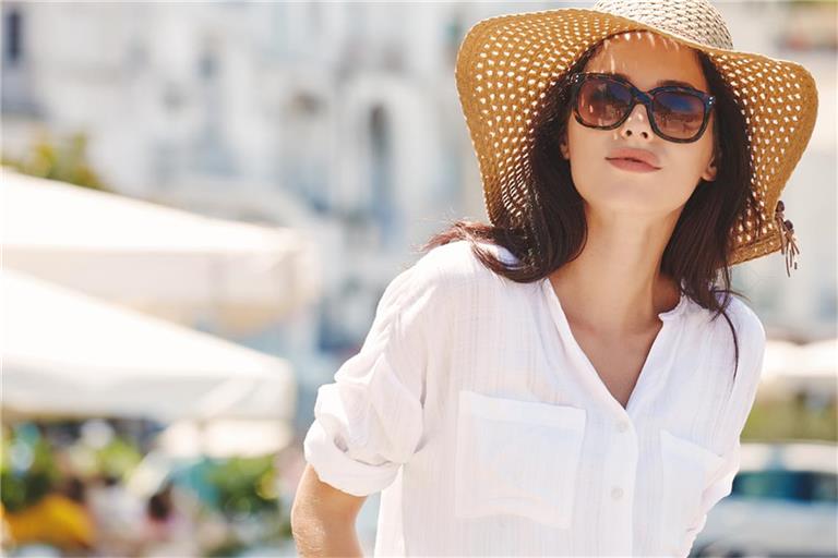 Bei hohen UV-Werten gilt: Sonnenbrille und Kopfbedeckung dürfen nicht fehlen.