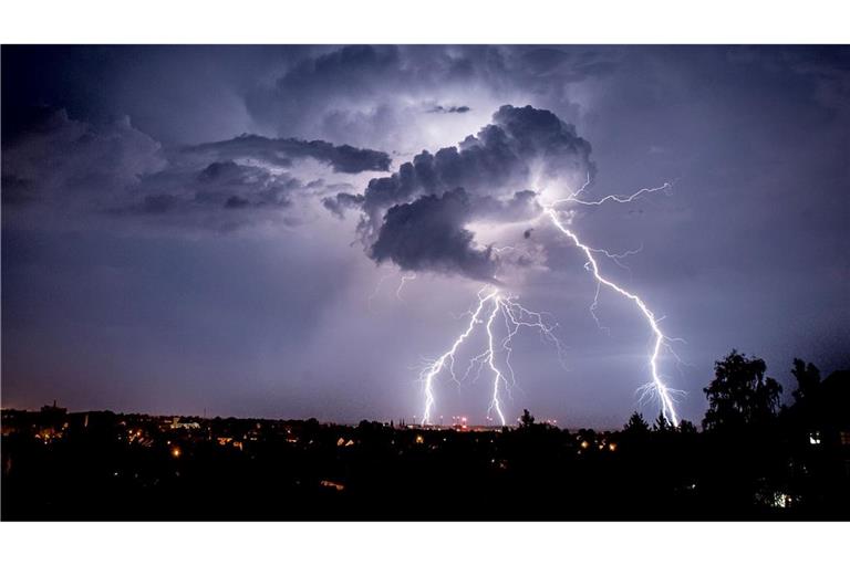 Bei hoher Spannung entlädt sich die Energie in Form eines Blitzes - wie hier bei Görlitz. (Archivbild)