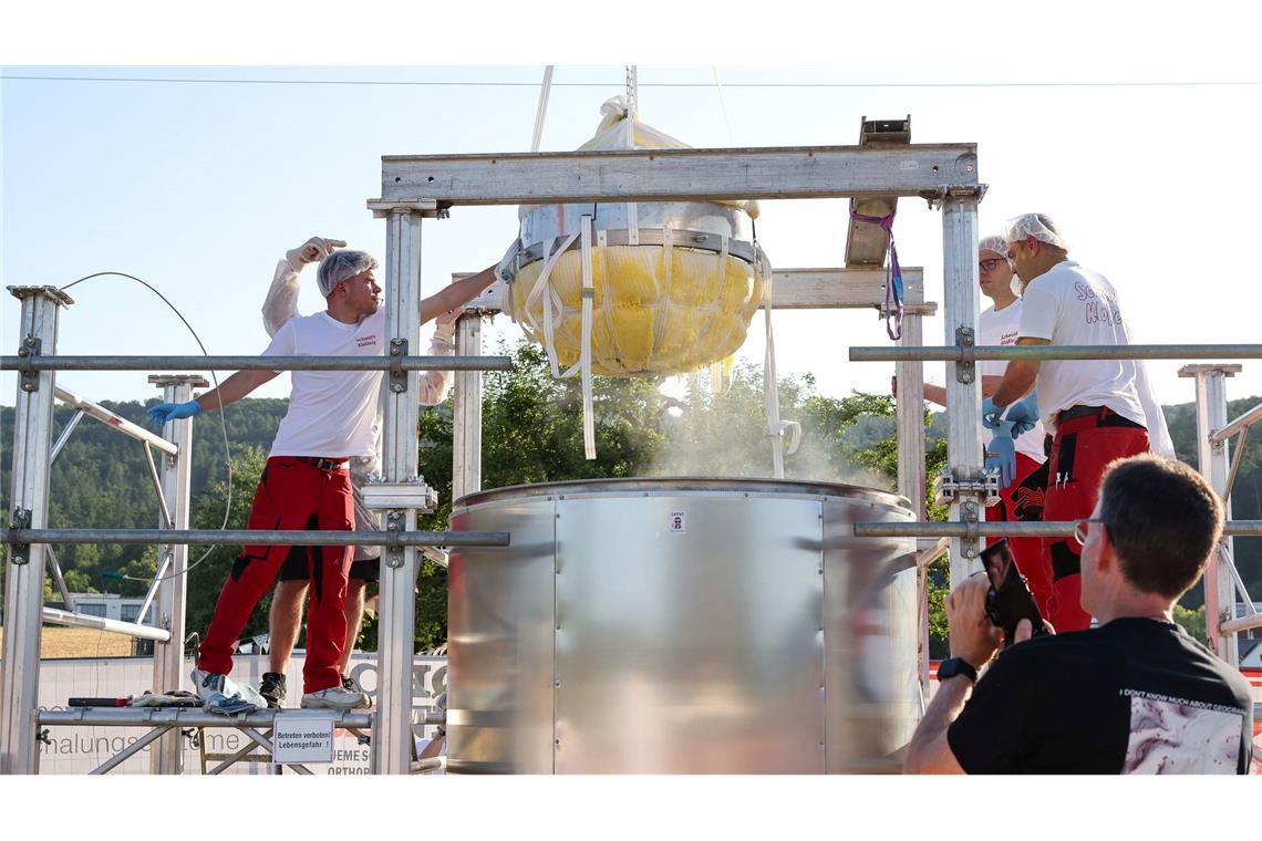 Wombacher kochen 465 Kilogramm schweren Rekord-Kloß Bei ihrem 700-Jahr-Jubiläum haben die Einwohner von Wombach in Unterfranken einen rund 465 Kilo schweren Kartoffelkloß hergestellt.