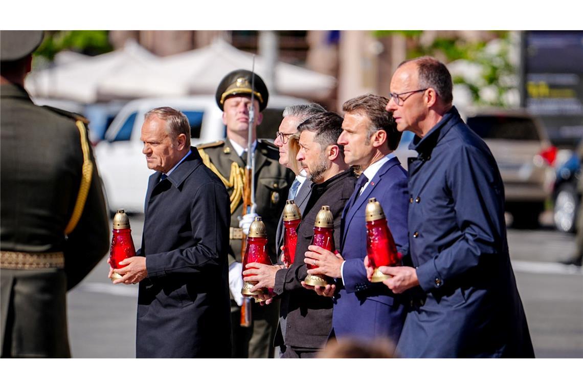 Ukraine und Europäer pochen auf Feuerpause vor Verhandlungen Bei ihrem Besuch in Kiew gedachten die Staats- und Regierungschefs auch der Opfer des russischen Angriffskriegs.