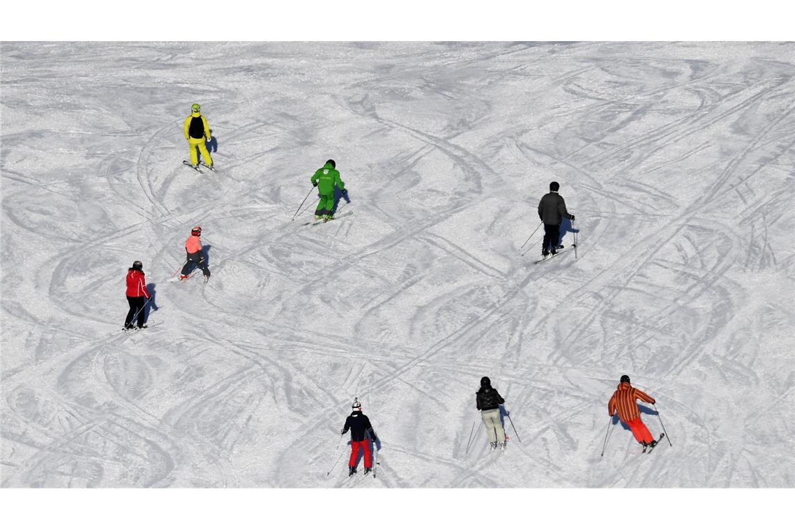 Bei ihren Schwüngen kommen sich Skifahrer gelegentlich in die Quere. (Archivbild)