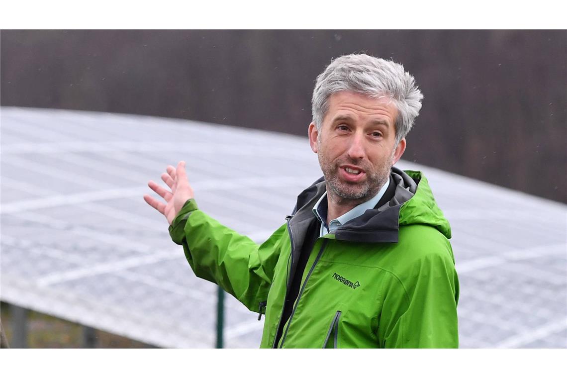 „Stimmungsmache auf dem Rücken von Migranten“ – Grüne kritisieren Palmer scharf Bei Klimaschutz-Projekten wie diesem Solarpark sind Tübingens OB Boris Palmer und die Grünen auf einer Linie, beim Thema Migration liegen die Positionen weit auseinander.