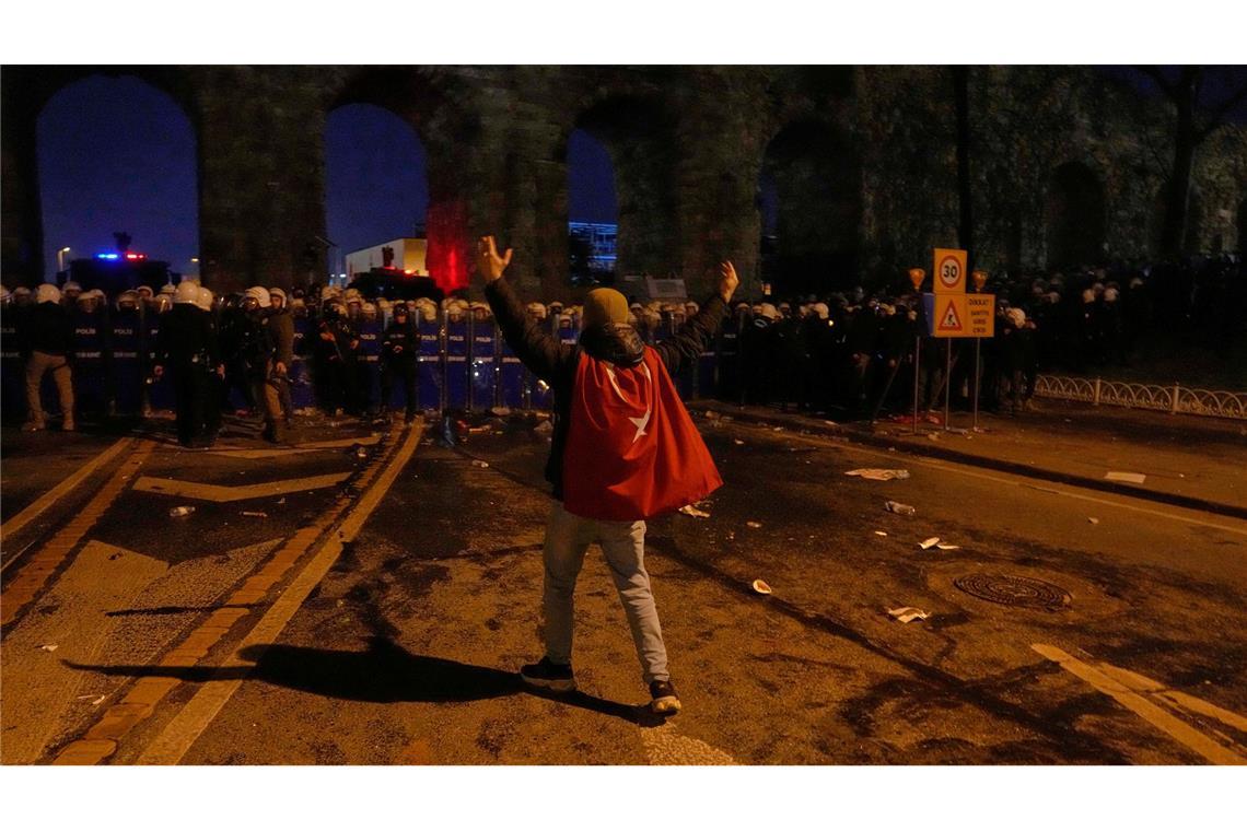 Türkische Polizei nimmt Hunderte Demonstranten fest Bei landesweiten Protesten in der Türkei allein am Freitagabend sind mehr als 340 Menschen festgenommen worden.